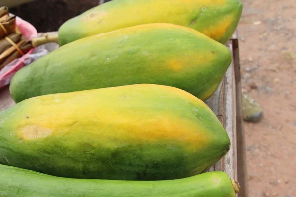 Rijpe papaya is heerlijk in de markt — Stockfoto