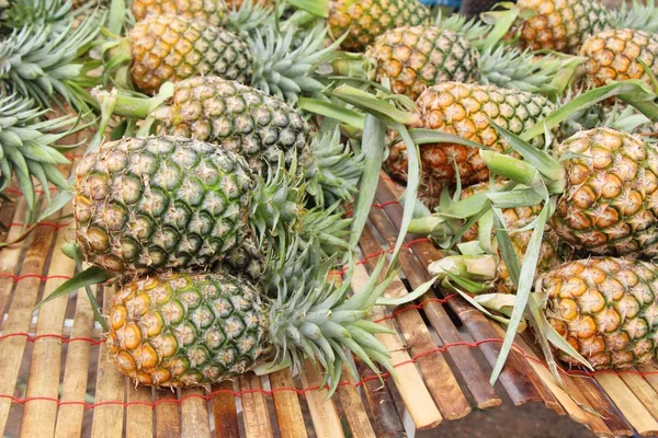 Świeże ananasy jest pyszne w ulicznym jedzeniu — Zdjęcie stockowe