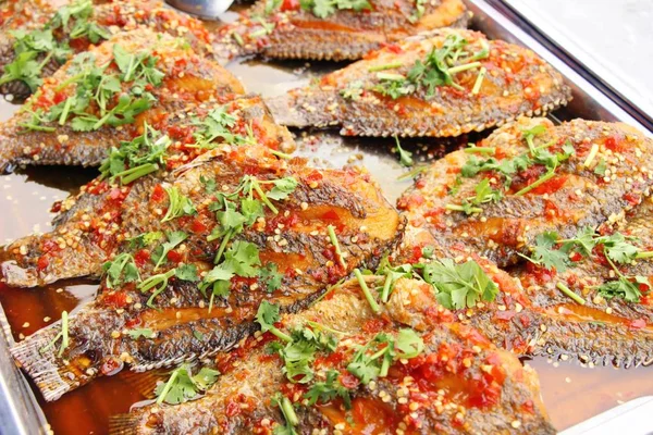 Peixe frito com molho de pimenta delicioso — Fotografia de Stock