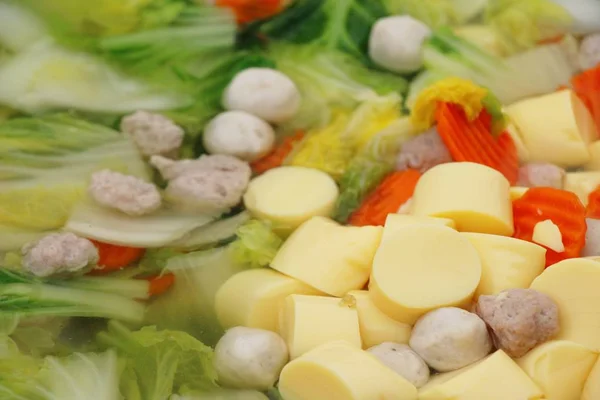 Soppa med tofu och fläsk sätta Kinakål — Stockfoto