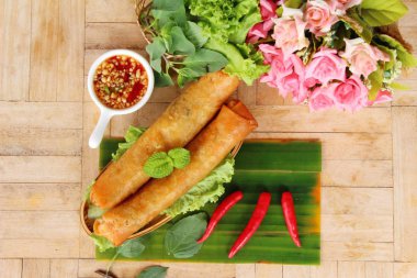 Meze yemek için geleneksel tava böreği