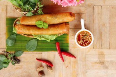 Meze yemek için geleneksel tava böreği