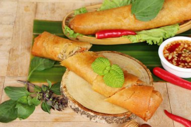 Meze yemek için geleneksel tava böreği