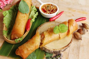 Meze yemek için geleneksel tava böreği