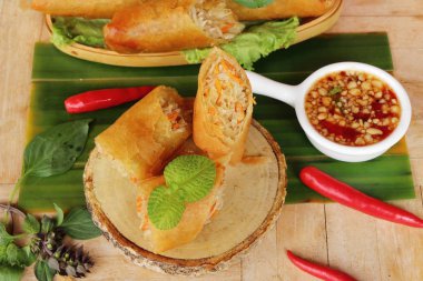 Meze yemek için geleneksel tava böreği