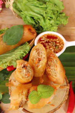 Meze yemek için geleneksel tava böreği