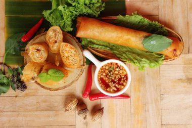 Meze yemek için geleneksel tava böreği