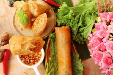 Meze yemek için geleneksel tava böreği