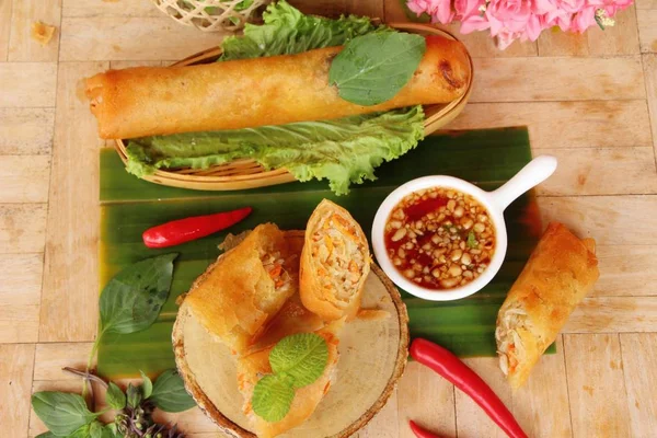 Rollos fritos de primavera tradicionales para aperitivos — Foto de Stock