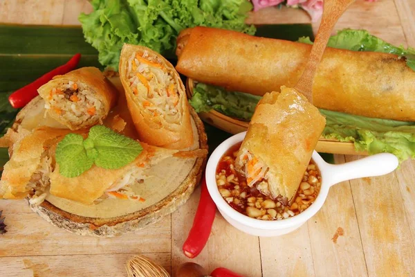 튀긴 춘권 전채 음식에 대 한 전통적인 — 스톡 사진