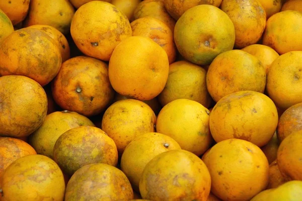 Ripe orange fruit is delicious at market — Stock Photo, Image