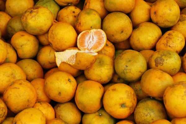 Zralé plody oranžové je vynikající na trhu — Stock fotografie