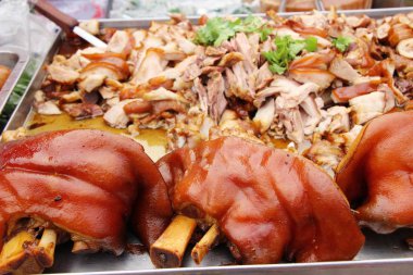 Demlenmiş Domuz eti bacak ve domuz karışımı, yumurta içinde sokak gıda