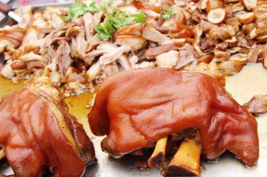 Demlenmiş Domuz eti bacak ve domuz karışımı, yumurta içinde sokak gıda