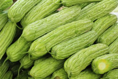 Pazarda yemek pişirmek için acı kavun kabak