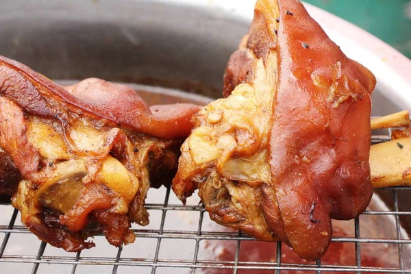 Gamba di maiale stufata e mescolare carne di maiale, uovo in street food — Foto Stock