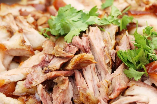 Kaki babi rebus dan campuran daging babi, telur di makanan jalanan — Stok Foto