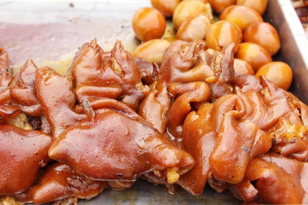 Demlenmiş Domuz eti bacak ve domuz karışımı, yumurta içinde sokak gıda — Stok fotoğraf
