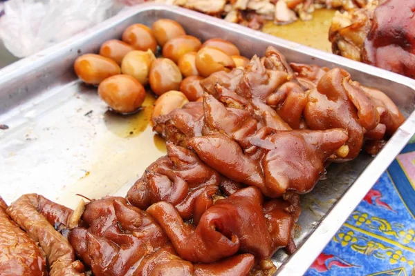 Jambe de porc cuite et mélanger le porc, oeuf dans la nourriture de rue — Photo