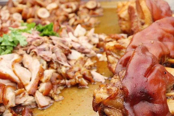 Perna de porco cozida e carne de porco de mistura, ovo em comida de rua — Fotografia de Stock