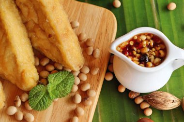 Kızarmış tofu tatlı sos ile Çin yemeği