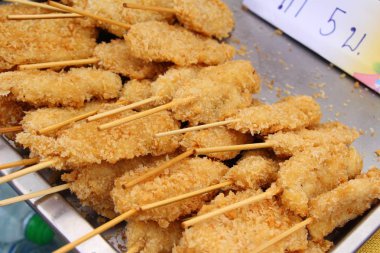 Kızarmış tavuk sokak gıda lezzetlidir