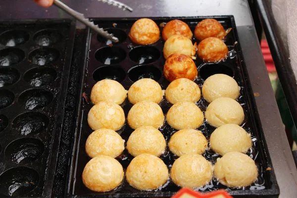 Takoyaki é deliciosa comida japonesa na panela — Fotografia de Stock