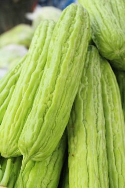 Pazarda yemek pişirmek için acı kavun kabak