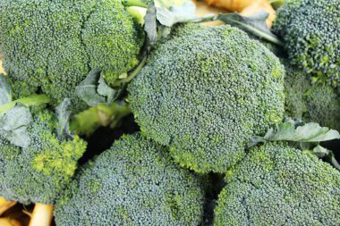 Belgili tanımlık çarşı içinde yemek pişirmek için brokoli sebze