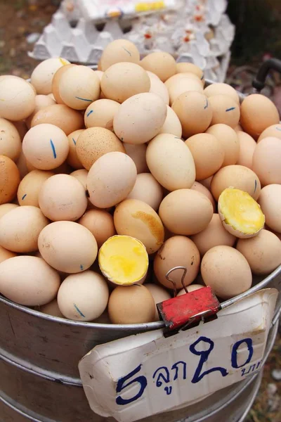 Kokt ägg är läckra i marke — Stockfoto