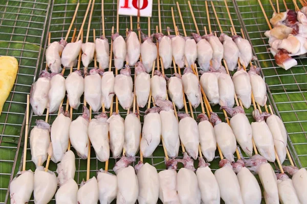 Calamar a la parrilla es delicioso en el mercado —  Fotos de Stock