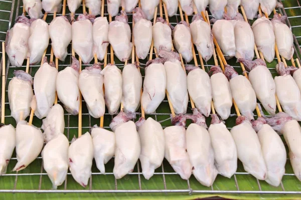 Calamar a la parrilla es delicioso en el mercado —  Fotos de Stock