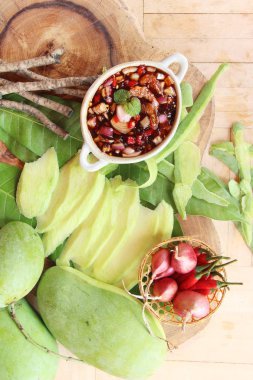 Yeşil mango lezzetli tatlı balık sosu ile