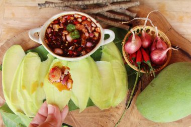 Yeşil mango lezzetli tatlı balık sosu ile