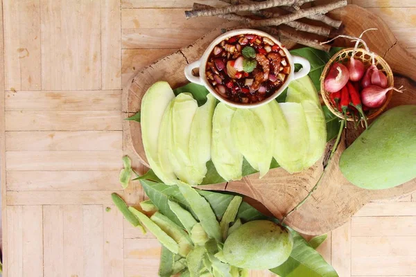 Manga verde com molho de peixe doce delicioso — Fotografia de Stock