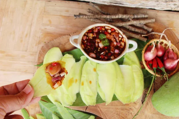 Mango verde con salsa de pescado dulce delicioso —  Fotos de Stock