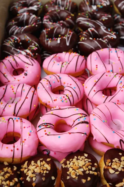 Viel Donut und Erdbeermarmelade — Stockfoto
