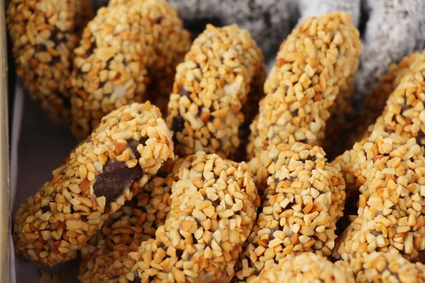 Un montón de donut y mermelada de fresa — Foto de Stock