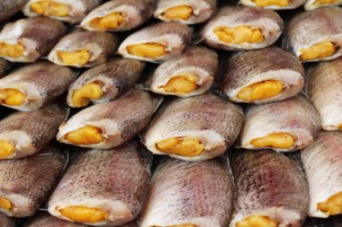 belgili tanımlık çarşı içinde yemek pişirmek için kurutulmuş balık