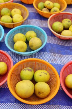 Belgili tanımlık çarşı içinde yemek pişirmek için taze limon