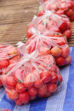 Sokak gıda yemek için taze domates