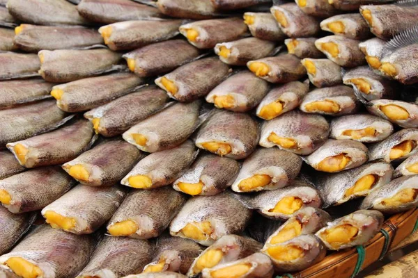 Belgili tanımlık çarşı içinde yemek pişirmek için kurutulmuş balık — Stok fotoğraf