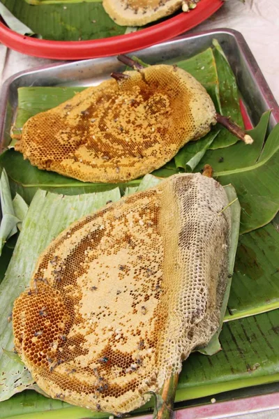 Goldene Wabe im Honig auf dem Markt — Stockfoto