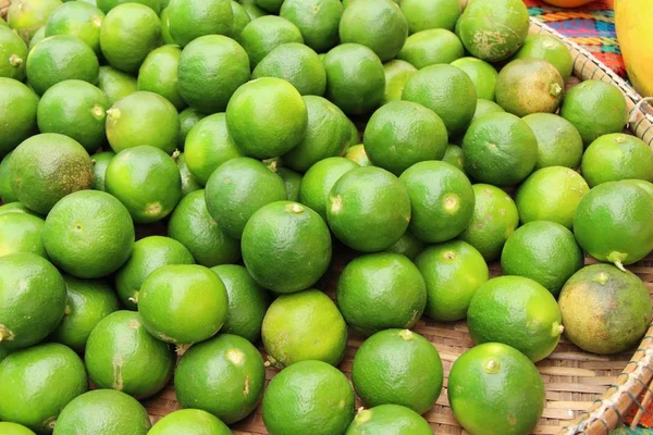 Limón fresco para cocinar en el mercado — Foto de Stock