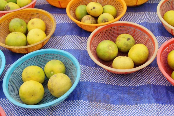 Frische Zitrone zum Kochen auf dem Markt — Stockfoto