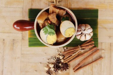 Domuz eti lezzetli, Çin gıda ile haşlanmış yumurta