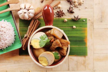 Domuz eti lezzetli, Çin gıda ile haşlanmış yumurta