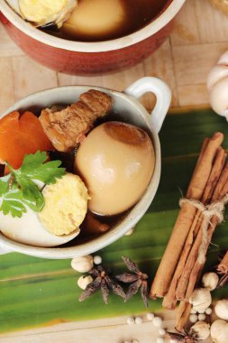 Domuz eti lezzetli, Çin gıda ile haşlanmış yumurta