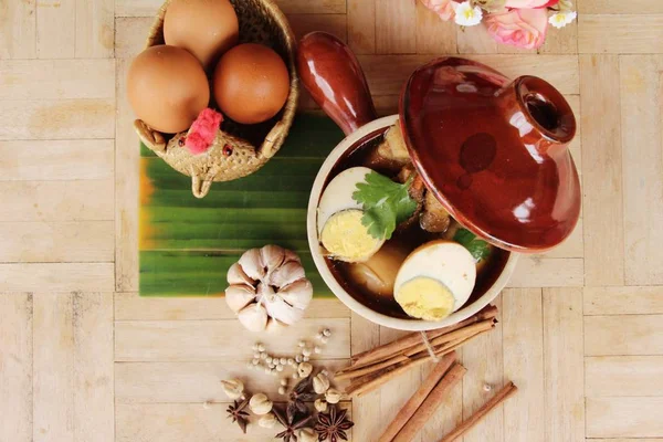 Тушеное яйцо со свининой вкусная, китайская еда — стоковое фото