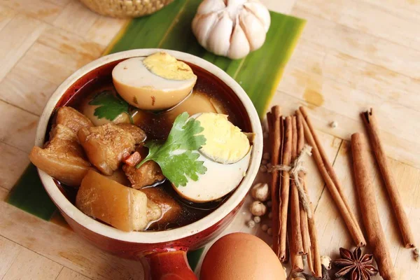 Ovo cozido com carne de porco delicioso, comida chinesa — Fotografia de Stock